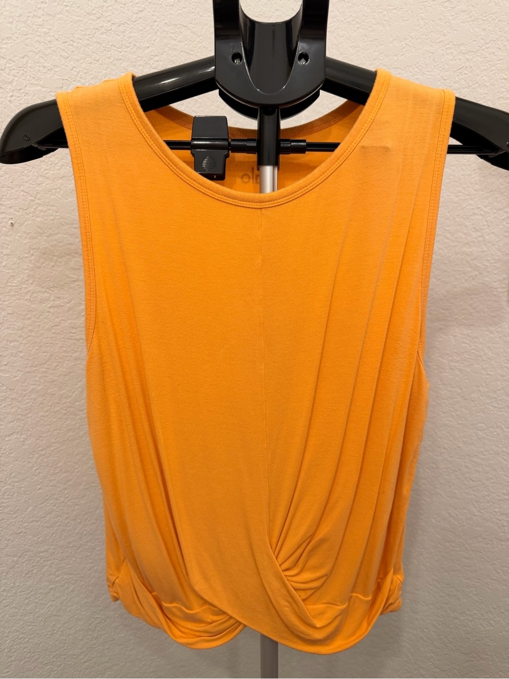 ALO Women’s Sleeveless Twist-Front Tank Top - Orange